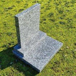 Monument funéraire en granit gris clair CHERYPET vue de côté