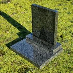 Monument funéraire en granit noir CHERYPET vue de côté